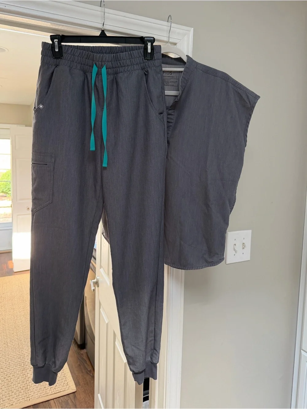 Figs Women’s Scrub Set — Graphite
